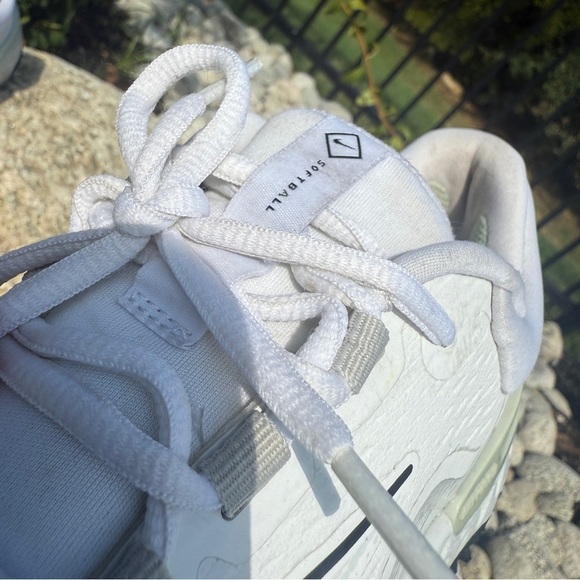 Nike Women's Alpha Huarache Elite 4 Turf Softball Shoes White Size 7 Athletic - Picture 8 of 11